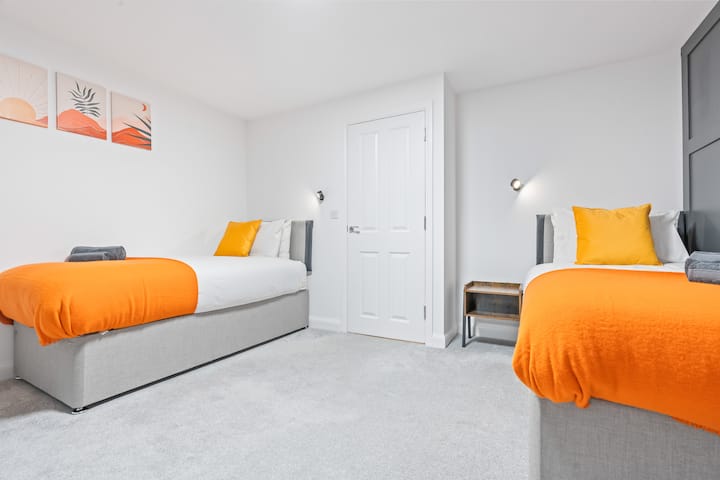 Spavaća soba 3:
Uživajte u sobi ispunjenoj svjetlošću s dva odvojena kreveta, ogledalom u punoj veličini, prostorom za garderobu i svježim uređenjem – odlično za udobno spremanje.