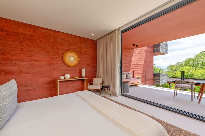 Dormitorio con cama tamaño king y balcón privado