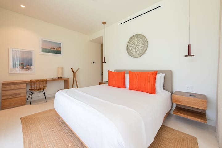 Dormitorio con cama tamaño king y baño privado adjunto