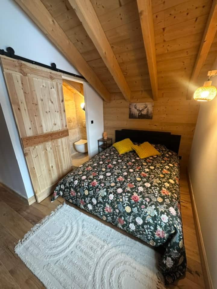 סוויטת מאסטר נוחה עם חדר רחצה פרטי, המיועדת לנוחות ופרטיות.