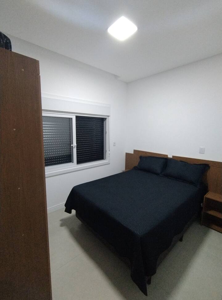 suita me krevat dopio, banjë private, gardërobë me 4 dyer, ventilator