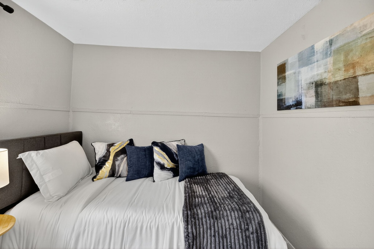 Pohodlná druhá spálňa s dvoma samostatnými posteľami – ideálna pre priateľov alebo rodinu.