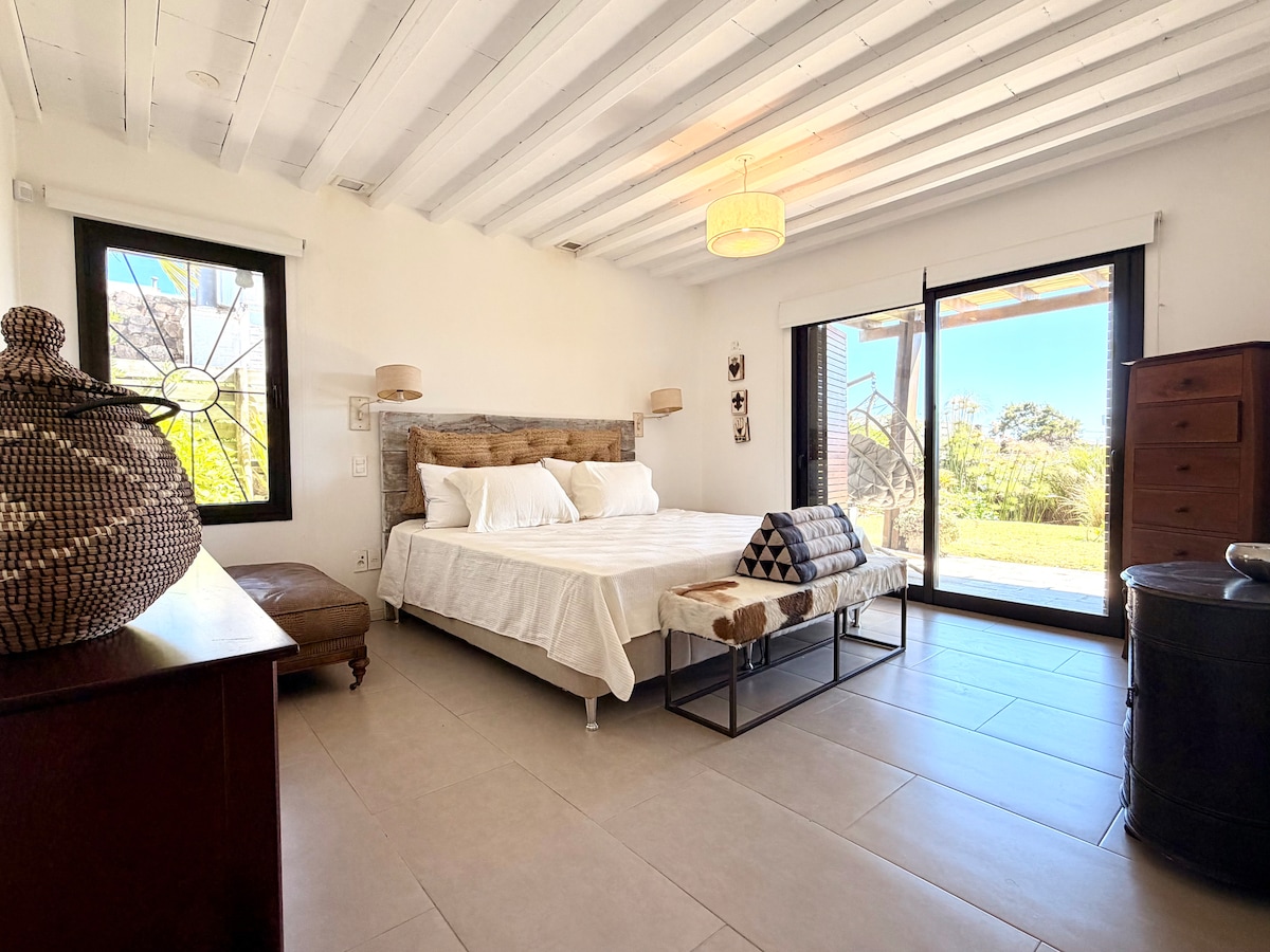 Dormitorio principal con baño privado