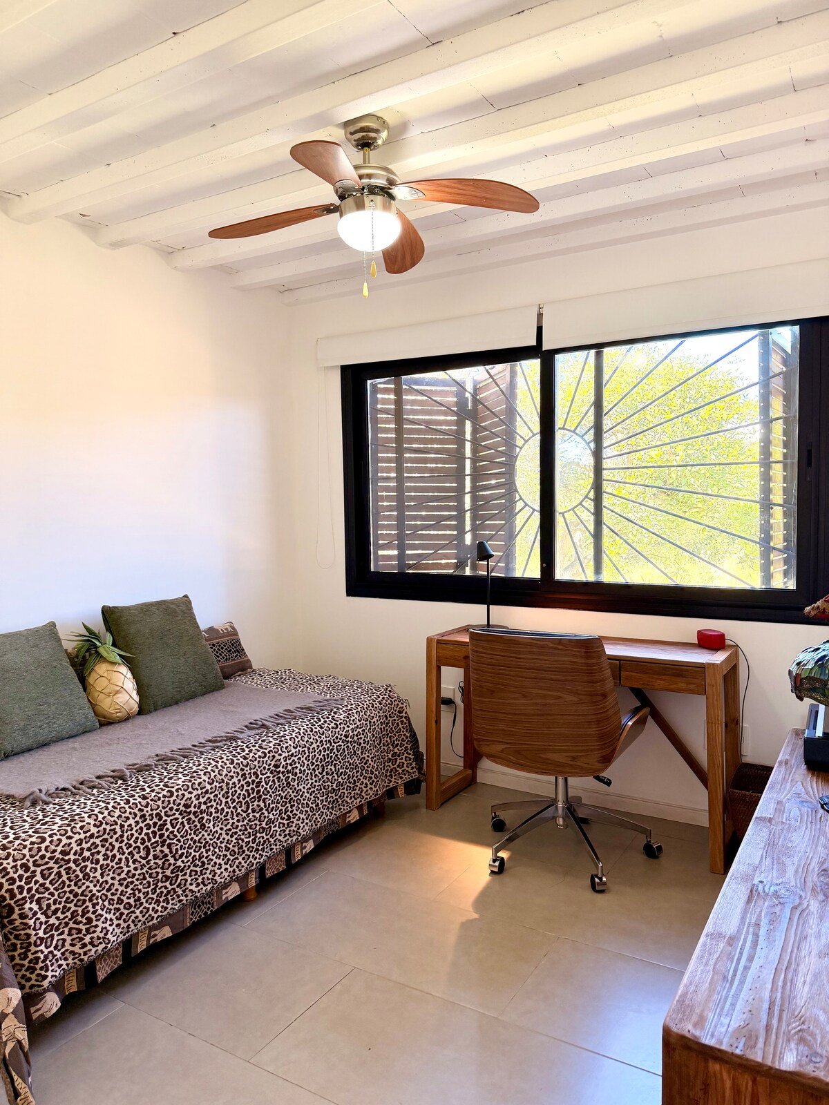 Oficina con cama adicional