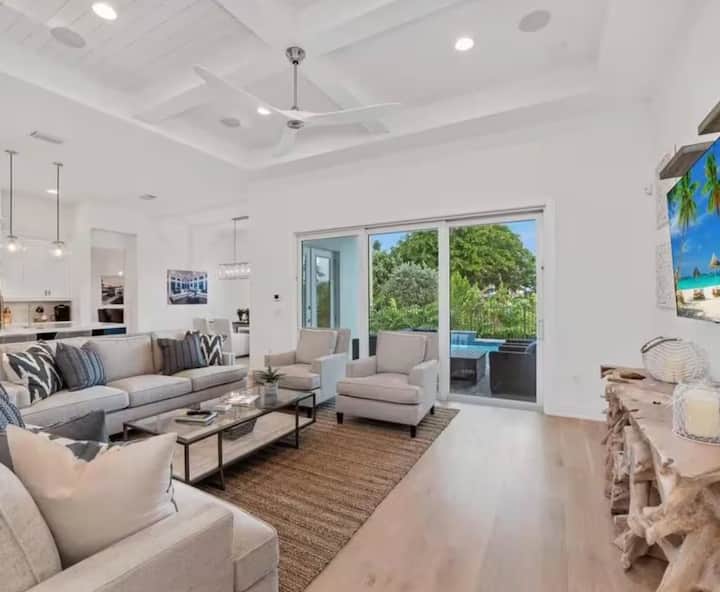 New Stunning Marco Home - Private! Lux! Pool! - Marco Island, FL