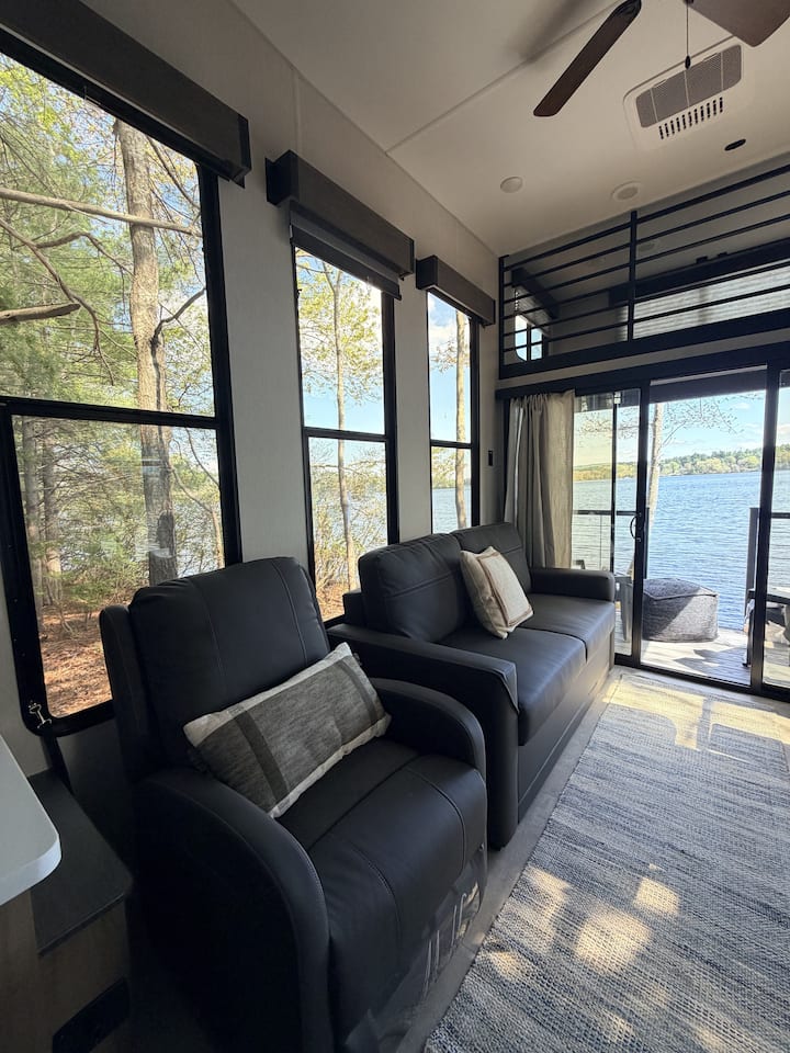 Waterfront Tiny Escape Swim, Sip & Unwind - 考文垂