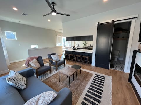 Popular Airbnb listing: Spacious Houston Home | 3 Suites | Near Downtown in Near Northside