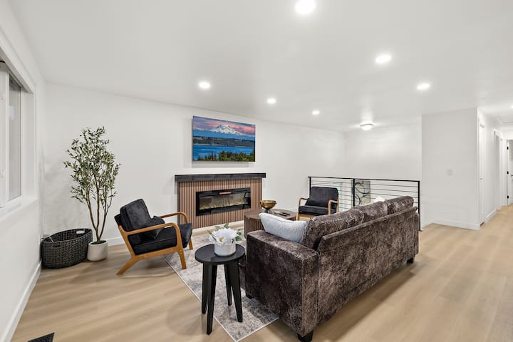 Lynnwood Luxury 6br Home | Modern & Spacious Stay - Lynnwood, WA