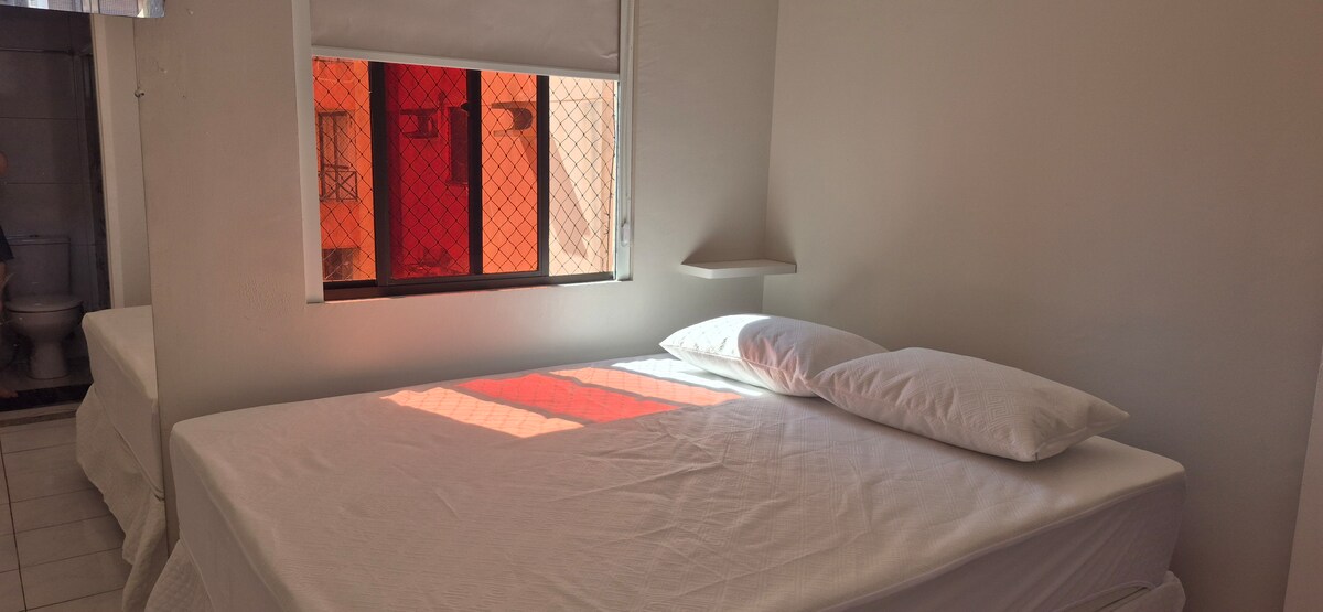 ლუქს‑კლასის ნომერი 152×203 სმ ზომის საწოლით, კონდიციონერით, კარადებითა და გამუქებელი ფარდებით. Საწოლისა და აბაზანის თეთრეული უზრუნველყოფილია.