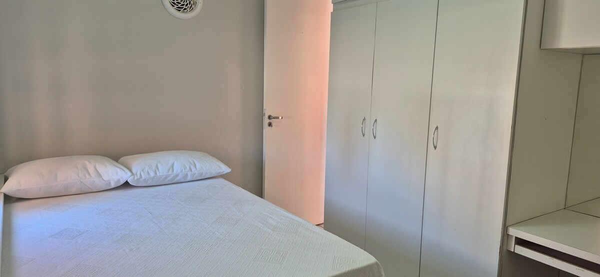 საძინებელი ორმაგი საწოლით, კარადებით, კონდიციონერითა და გამუქებელი ფარდით. Ხელმისაწვდომია საწოლისა და აბაზანის თეთრეული.