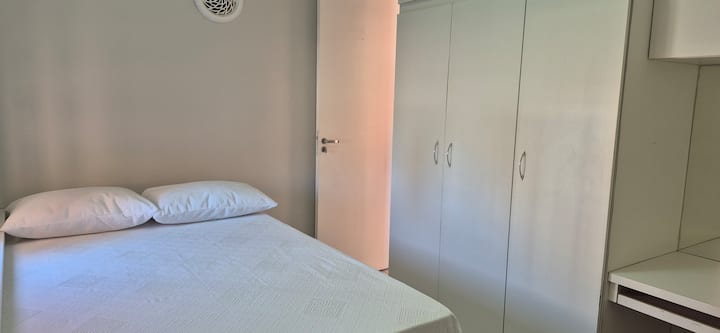 Spavaća soba s bračnim krevetom, ormarima, klima-uređajem i zavjesama za zamračivanje. Dostupna je posteljina i posteljina za kupanje.