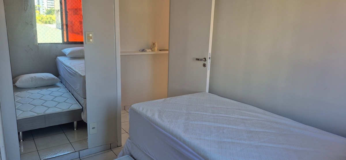 საძინებელი ერთადგილიანი საწოლითა და დამატებითი საწოლით, კარადებითა და დაბნელების ფარდით. გათვალისწინებულია გამწოვი ვენტილატორი (რომელიც მე‑3 საძინებელს გაგრილებს) და სვეტის ტიპის ვენტილატორი ბინაში. Საწოლისა და აბაზანის თეთრეული უზრუნველყოფილია.