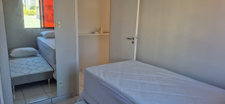 Spavaća soba s krevetom za jednu osobu i dodatnim krevetom, ormarićima i zavjesama za zamračivanje. Ima ispušni ventilator (koji hladi iz dvokrevetne spavaće sobe – spavaće sobe 3, a u stanu je dostupan i stupni ventilator). Osigurana je posteljina i posteljina za kupanje.