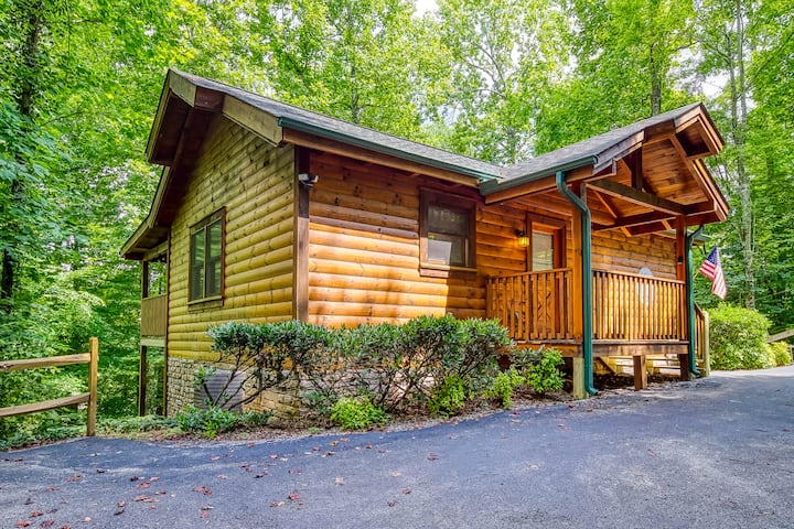 Quilted Pines Hot Tub, Pool, Dog Friendly - Wears Valley, TN