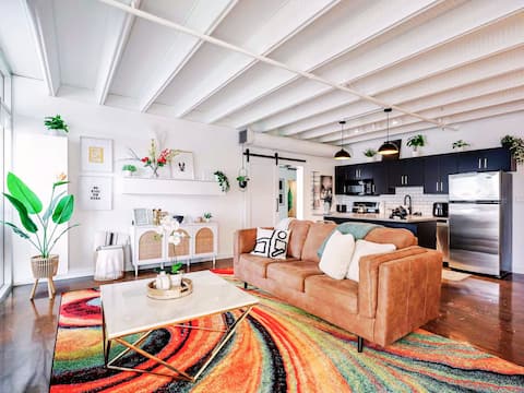 Top performing Airbnb: Luxury 2BR/2BA Loft/Ice District/Heated Parking in Downtown