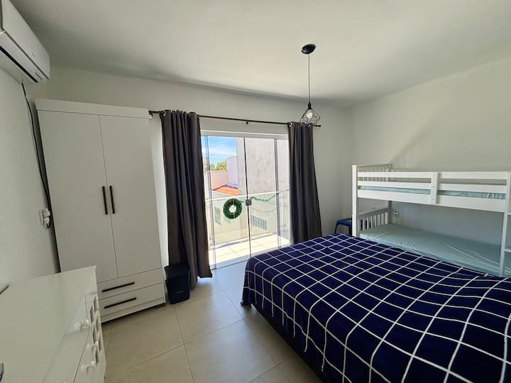 Një krevat marinar me dy dyshekë tek, një krevat dopio, dollap, komo dhe ajër të kondicionuar.