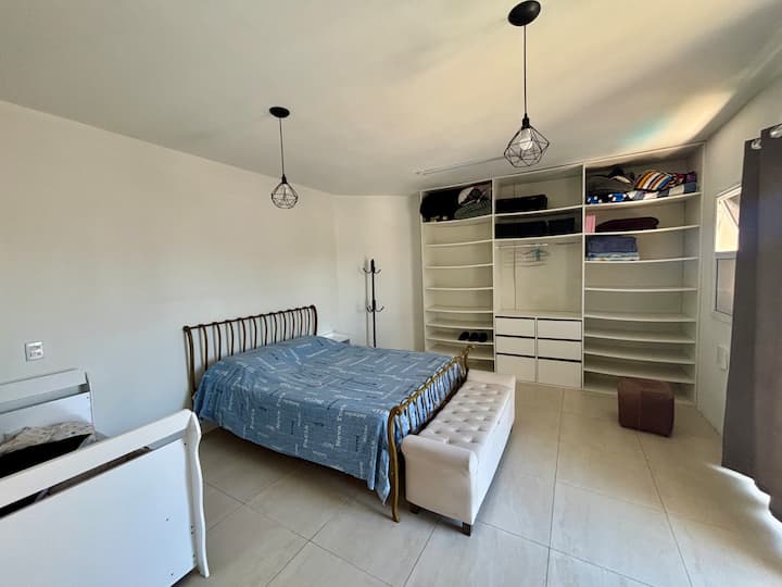 Dhomë gjumi me një krevat dopio "queen", krevat fëmijësh, gardërobë dhe ajër të kondicionuar.