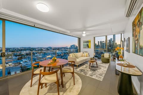 Top performing Airbnb: Luxury 2BR |Stunning Views |A+Location |Pool |Park in Fortitude Valley
