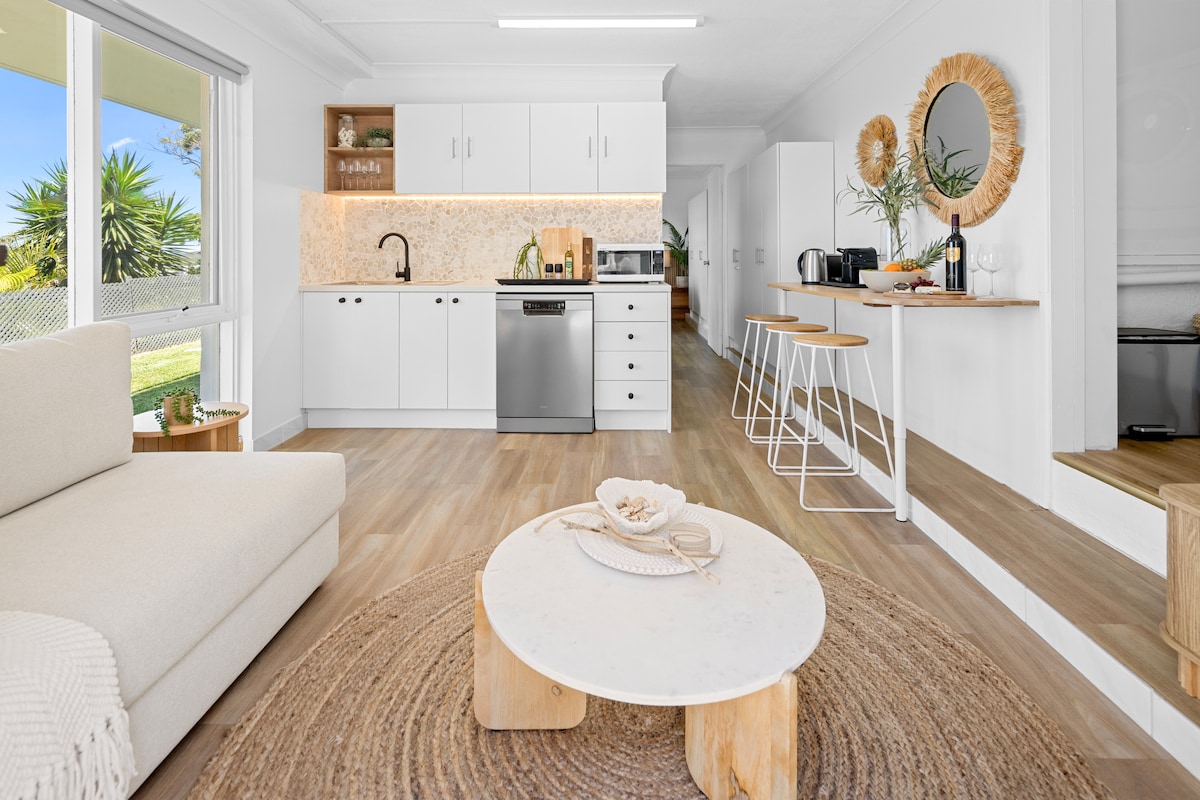 Top Airbnb: Salt & Sky - Luxe Coastal Getaway! in Coffs Harbour City Council