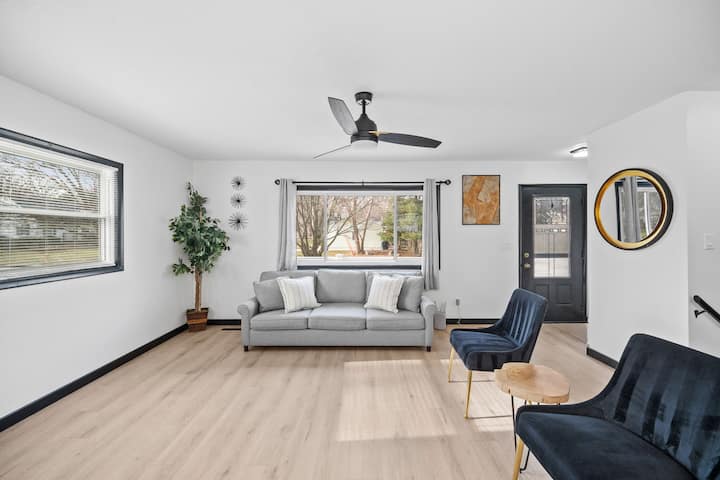 Central Location•modern Open Layout•game Room - Des Moines, IA