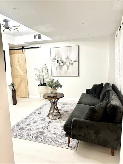 Top Airbnb: West End Escape | Pool Table · WiFi · Stadium in Venetian Hills