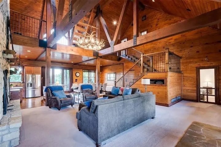 The Redwood Lodge – On A Majestic 25-acre Estate - Denton, TX