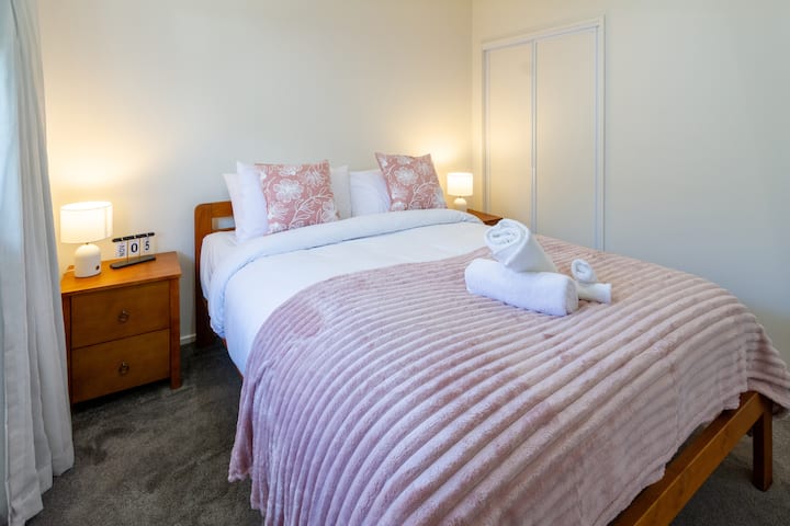 Cama tamaño queen con sábanas de calidad hotelera, armario con amplio espacio para sus pertenencias.