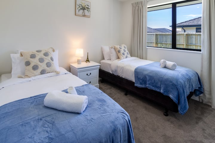 Dormitorio 3: dos camas individuales, ideales para niños o amigos.