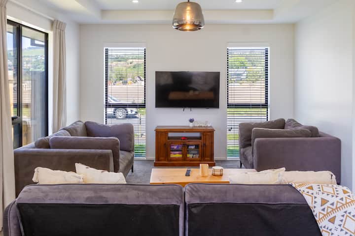 Relájate en amplios sofás y disfruta de un televisor inteligente de 50 pulgadas con opciones de streaming. El sofá cama está disponible para los huéspedes adicionales. Se pueden aplicar cargos adicionales por la ropa de cama del sofá cama y la cama nido. 