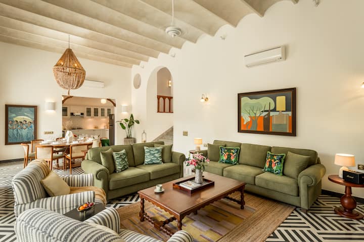 Cozy & Stylish Living Room: Perfect for Relaxing
