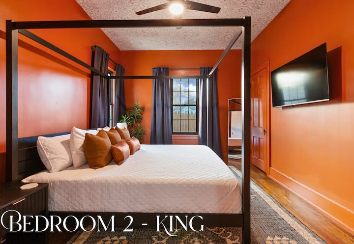 Chumba cha kulala cha 2 kinajitokeza kwa rangi yake ya ujasiri na kitanda cha nguzo nne, na kuipa sehemu hiyo hisia ya kustarehesha lakini iliyoinuliwa.
