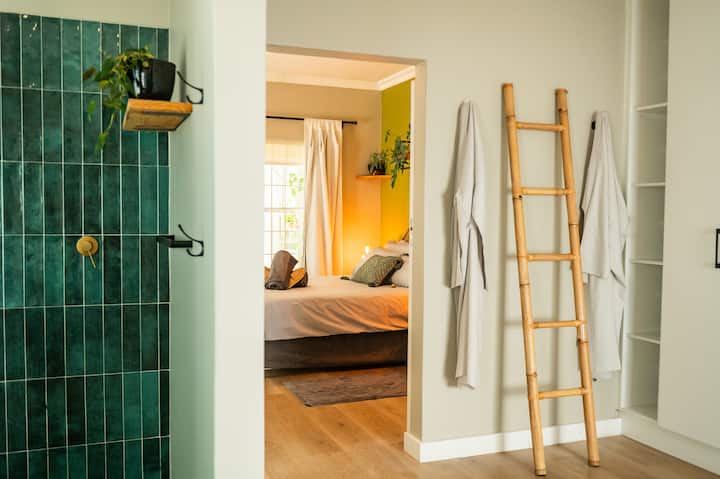 საძინებლის გასწვრივ მდებარეობს ღია გეგმარების, აბაზანითა და საშხაპით აღჭურვილი, დიდი სააბაზანო 