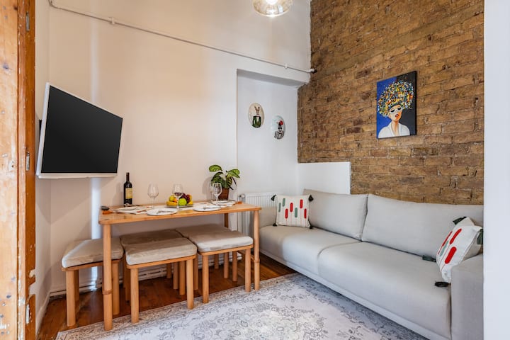 Sunlit 3br In Galata | Stunning Tower & City Views - Turkije