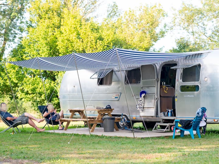 Séjour Américain En Caravane Airstream. - Romanèche-Thorins