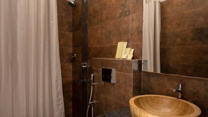 Full bathroom 1 image 1