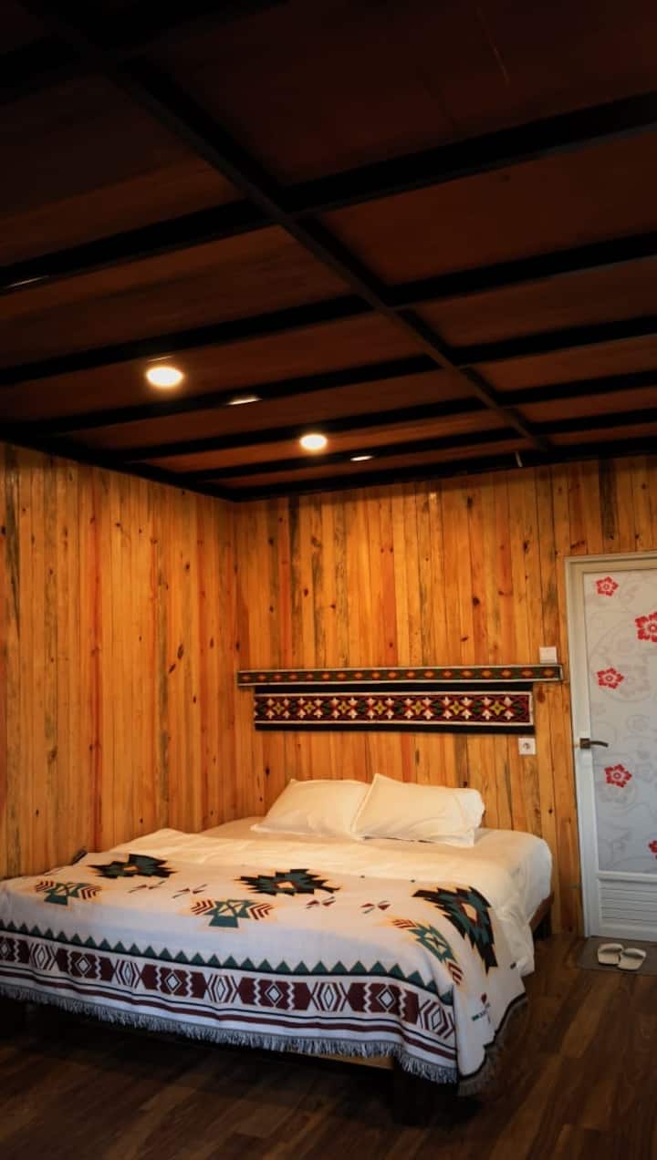 Escape To A Cozy Wooden Cabin Surrounded By Nature - Payakumbuh