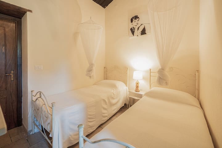 La recámara 3 está en el lado izquierdo de la casa y tiene dos camas separadas. Adecuado para niños, amigos o invitados que prefieran dormir por separado.