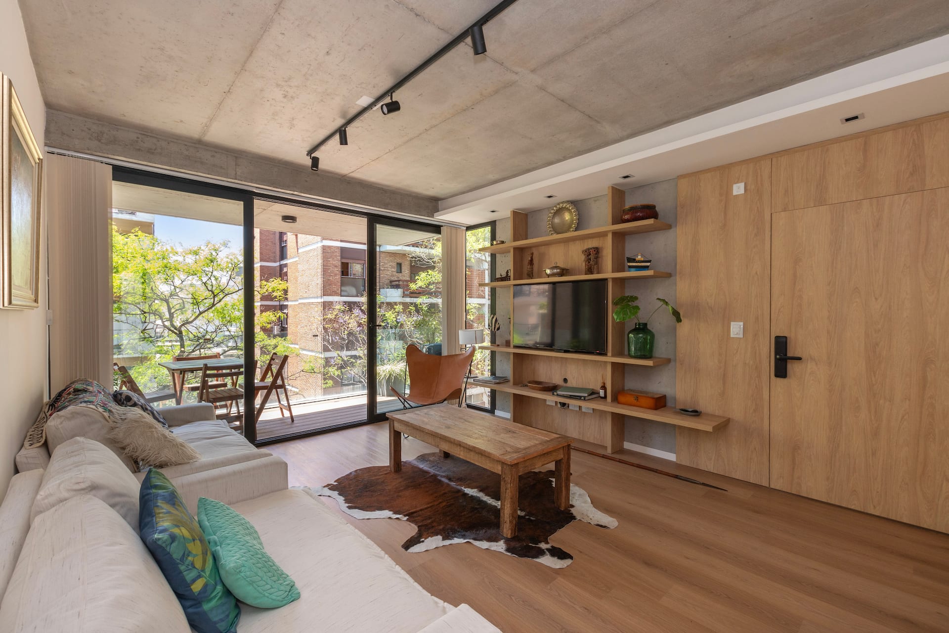 Premium apartment with 2 balconies and parking in Olivos