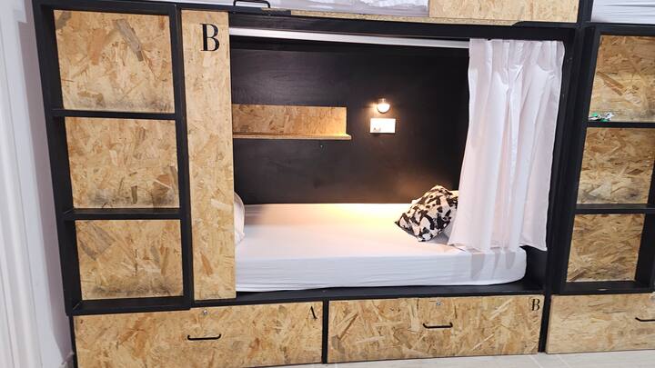 1 Bed In Female Sharing Room Of 4 Beds - Cadix