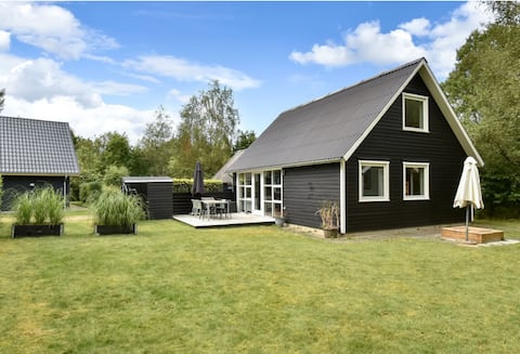 Beautiful cottage in the woods, close to lake and attractions.