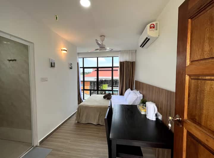 Bedroom : 1 Queen bed 
Kamar Tidur : 1 katil Queen

