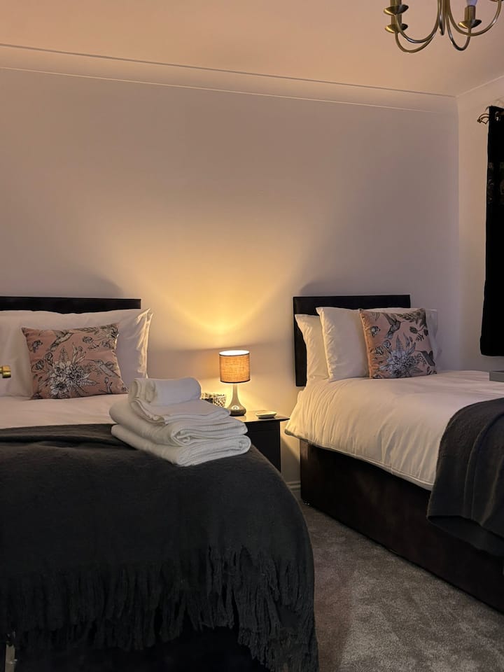 Relájate y duerme en un ambiente tranquilo y silencioso, con la cama individual instalada en el segundo dormitorio.