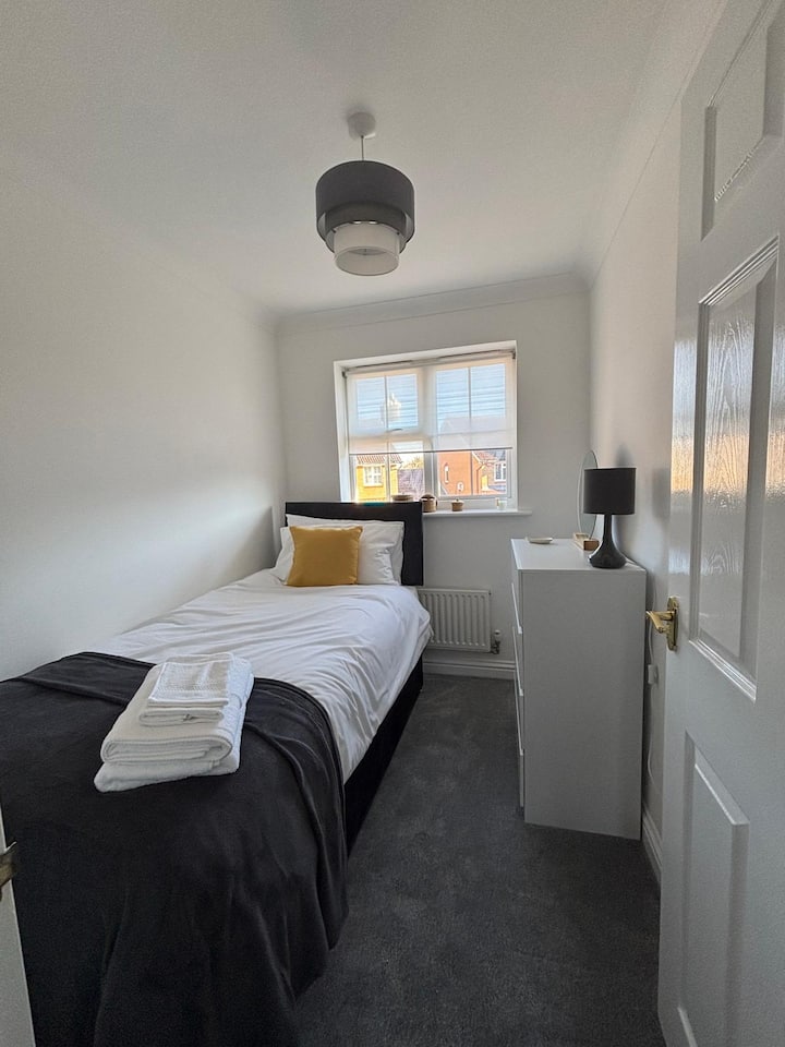 Habitación individual para el dormitorio 3, limpia, luminosa y espaciosa