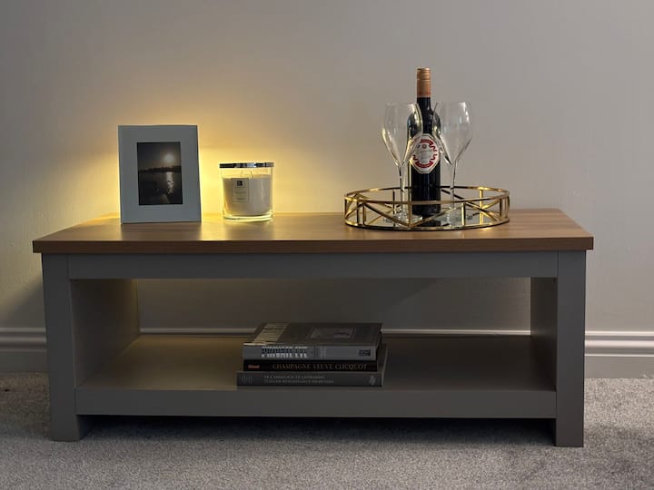 Disfruta de amigos y socializa en el amplio salón