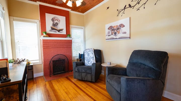 The Beagles Lake House-charm, Lake Views, Pets - Lake Junaluska, NC