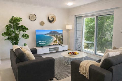 Top Airbnb: North Ward Beach Apartment 2BR Walk to The Strand in Townsville City