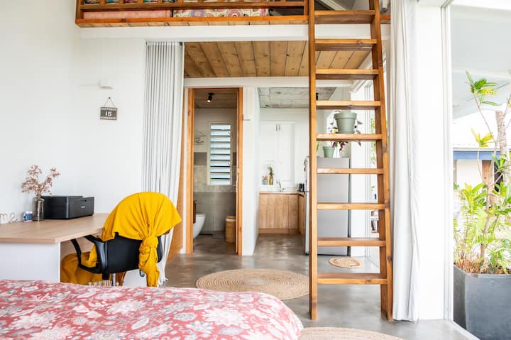 Studio uz glavnu kuću s bračnim krevetom, kupaonicom, radnim stolom i kuhinjom, dovoljno da ujutro u miru skuhate kavu.