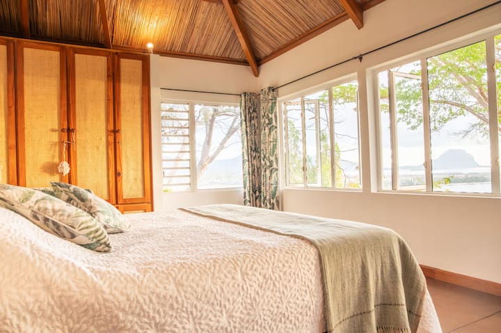 Glavna spavaća soba sa spojenom kupaonicom. Smješten na zadnjem katu kuće, velik, svijetao i sa svim potrebnim udobnostima. Zapanjujući pogled na Morne