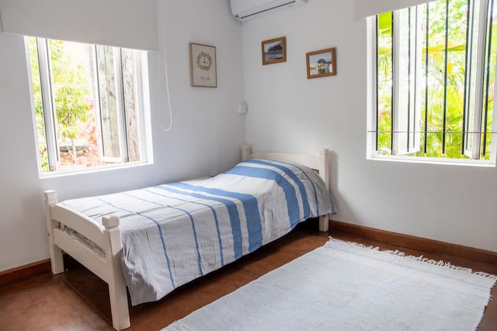 Jednokrevetna soba s velikim radnim stolom na kojem se nalazi akvarij.