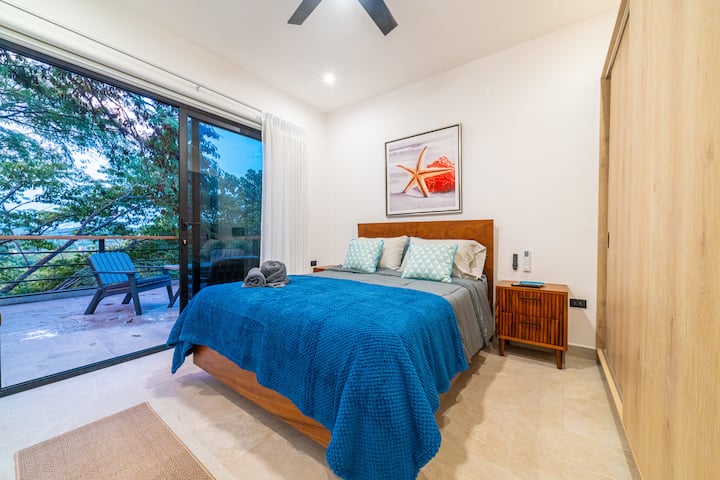 Glavna spavaća soba na katu s kupaonicom s WC-om i privatnom terasom + TV